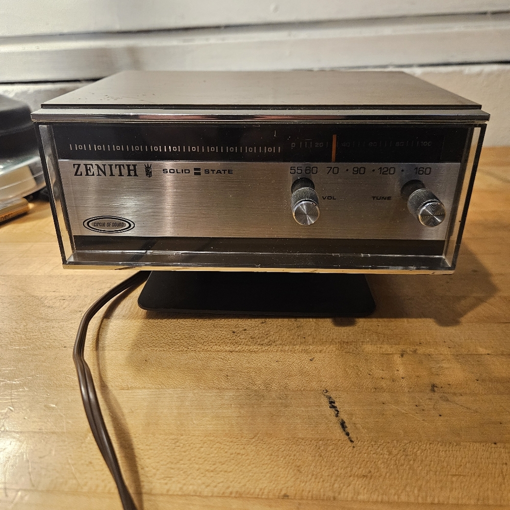Zenith Solid State Circle of Sound Model B225W AM Radio - Tested&works